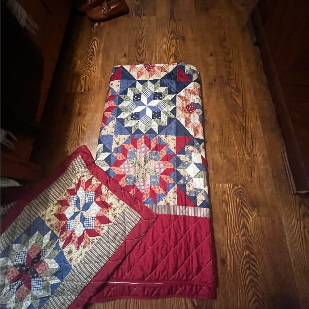 Full size quilt with 2 pillow shams…… perfect condition!! - Picture 2 of 3